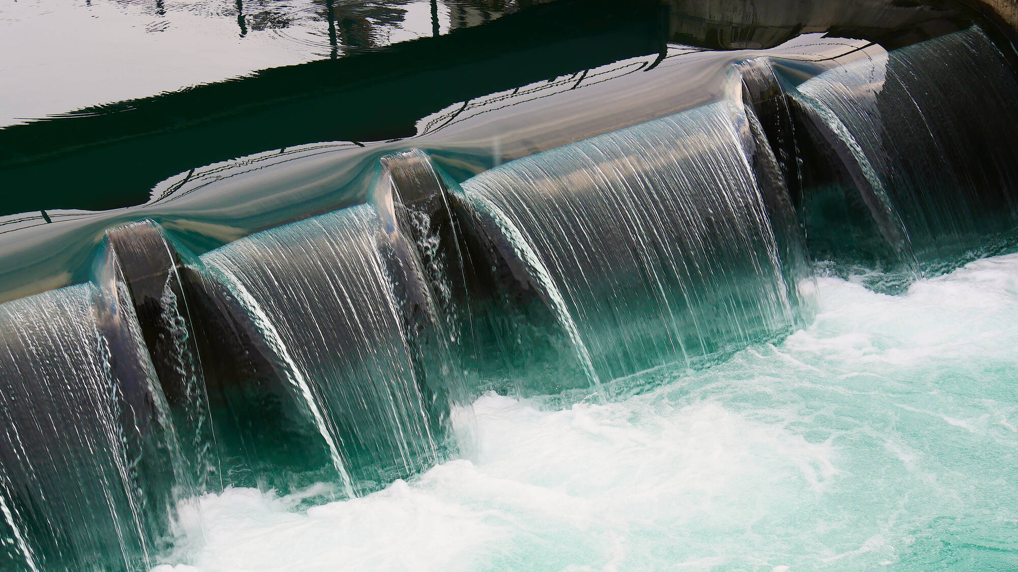 Flux de l'eau pour illustrer la puissance de l'énergie hydroélectrique. 