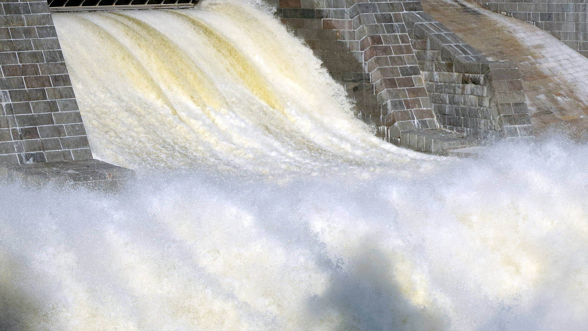 La très impressionnante puissance mécanique de l'eau.