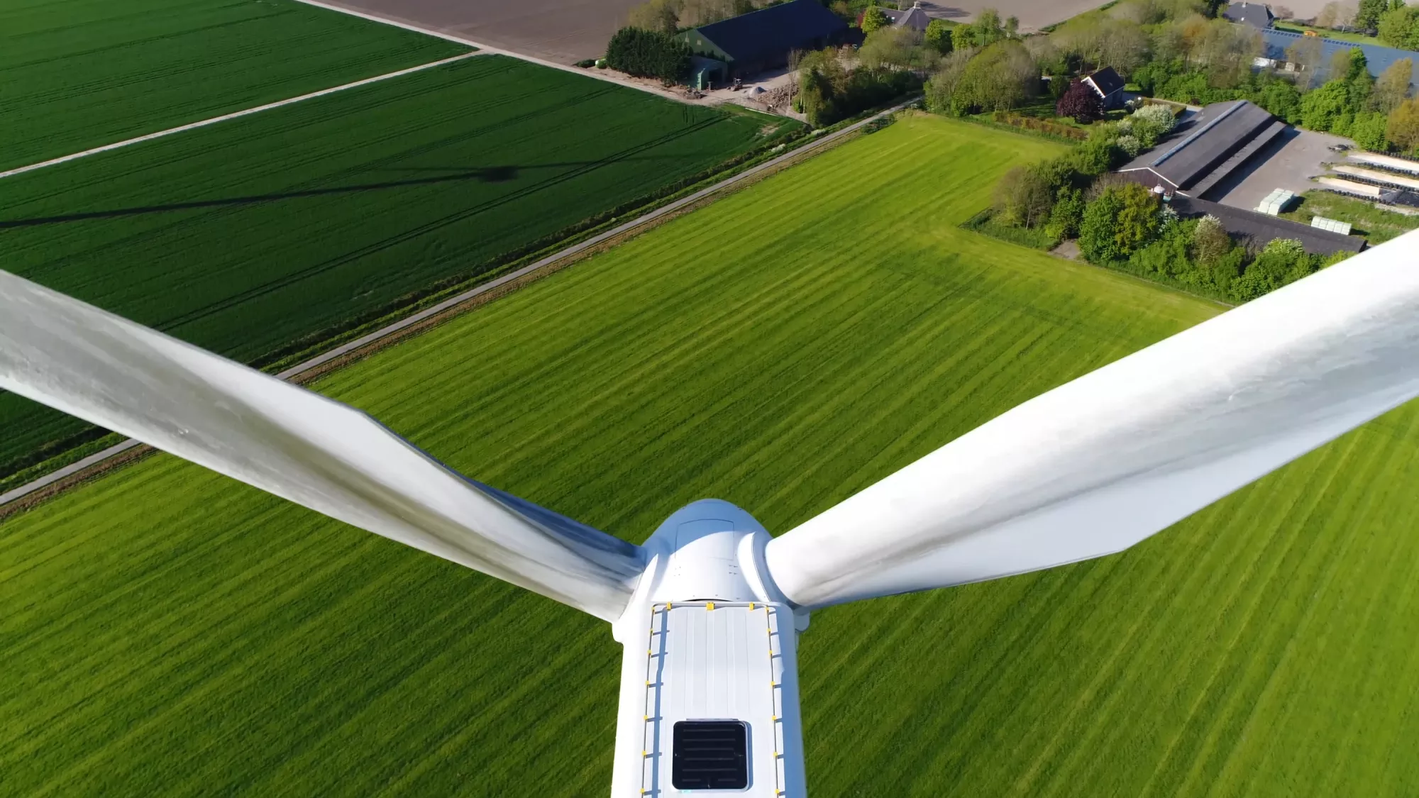 Une grande éolienne vue depuis le sommet de son rotor. Une composante indispensable du mix des énergies renouvelables en Suisse. 