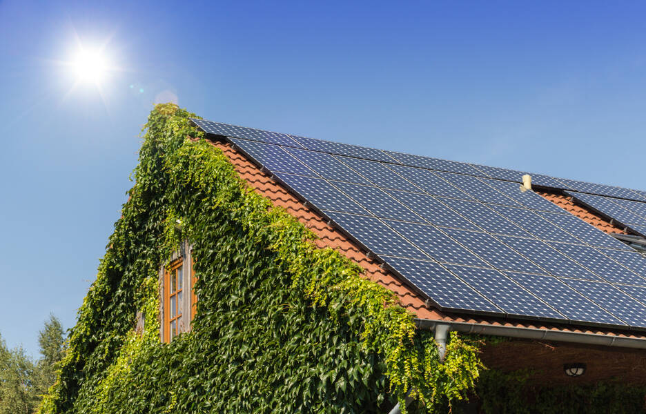 Panneaux solaires sur maison individuelle. 