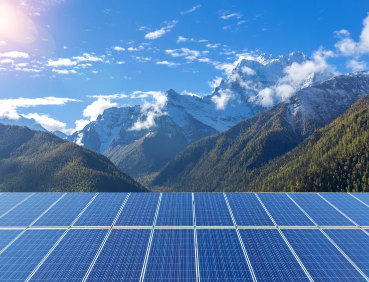 Un parc solaire en montagne, là où le rendement des cellules photovoltaïques est meilleur qu'en plaine. 